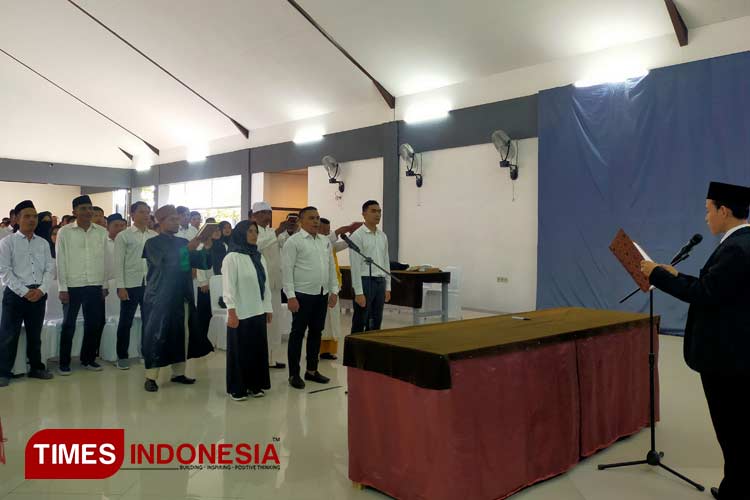 Ketua KPU Lombok Utara, Nizamudin melantik dan mengambil sumpah janji 129 PPS. (HERY MAHARDIKA/TIMES INDONESIA)