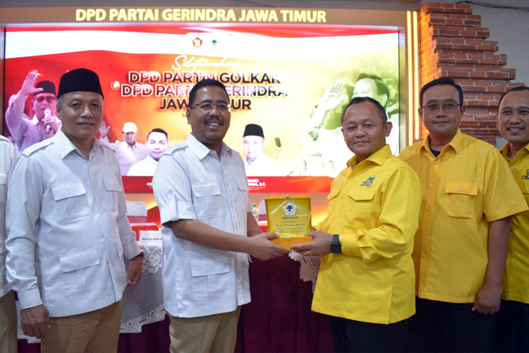 Ketua DPD Partai Golkar Jatim, M Sarmuji saat menyerahkan cenderamata kepada Ketua DPD Partai Gerindra Jatim, Anwar Sadad diselah-selah silaturahmi Partai Golkar dan Partai Gerindra di Surabaya. (Foto: Dok. Partai Golkar)