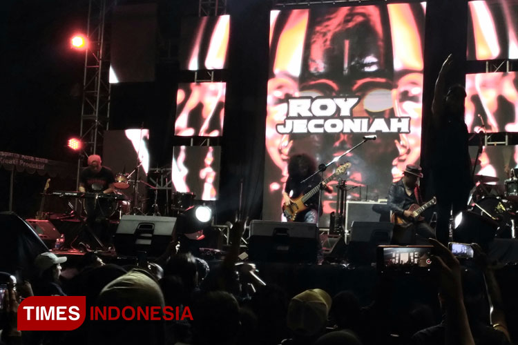 Roy Jenoniah dan Grassrock benar-benar mampu menghentak penggemar Musik Rock Jawa Timur di Rock Gunung Vol 2 yang dilaksanakan di Sirkuit 03 Jalibar, Desa Oro-Oro Ombo, Kota Batu, Sabtu (25/5/2024) malam. (Foto: Muhammad Dhani Rahman/TIMES Indonesia)