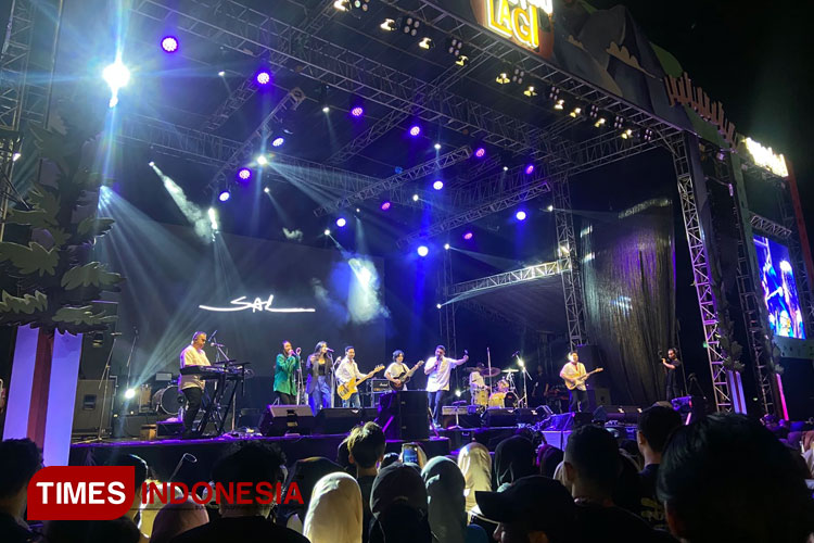 Keseruan Selagu Lagi Festival di Rampal Malang, Sal Priadi Berhasil Bawakan Full Set Album 2