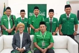 Ketum PP GP Ansor Addin Jauharuddin bersama pengurus lain saat sowan Rais 'Aam PB NU KH Miftachul Akhyar di PBNU Kamat Raya Jakarta.