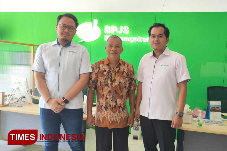 Kepala BPJS Ketenagakerjaan Sumba Muhammad Yohan dan Sekretaris APINDO Sumba Timur Donatus Hadut usai bahas masalah ketenagakerjaan di Sumba Timur. (FOTO: Habibudin/TIMES Indonesia)