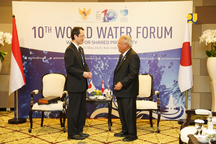 Menteri PUPR RI Basuki Hadimuljono saat saat melakukan pertemuan bilateral dengan Senior Vice President JICA Kawamura Kenichi di sela-sela acara World Water Forum Ke-10 di Bali, Rabu (22/5/2024). (FOTO: Biro Komunikasi Publik Kementerian PUPR RI)