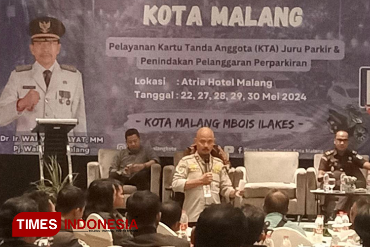 Dishub Kota Malang saat memberikan pembekalan sosialisasi kepada para jukir. (Foto: Rizky Kurniawan Pratama/TIMES Indonesia)