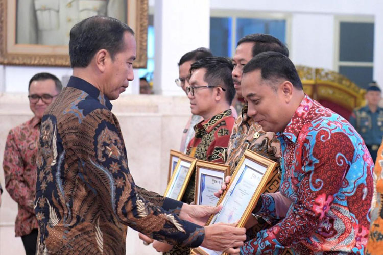 Wali Kota Surabaya, Eri Cahyadi saat menerima penghargaan dari Presiden Jokowi di Istana Negara, Senin (27/5/2024). (FOTO: Dok. Pemkot Surabaya) 