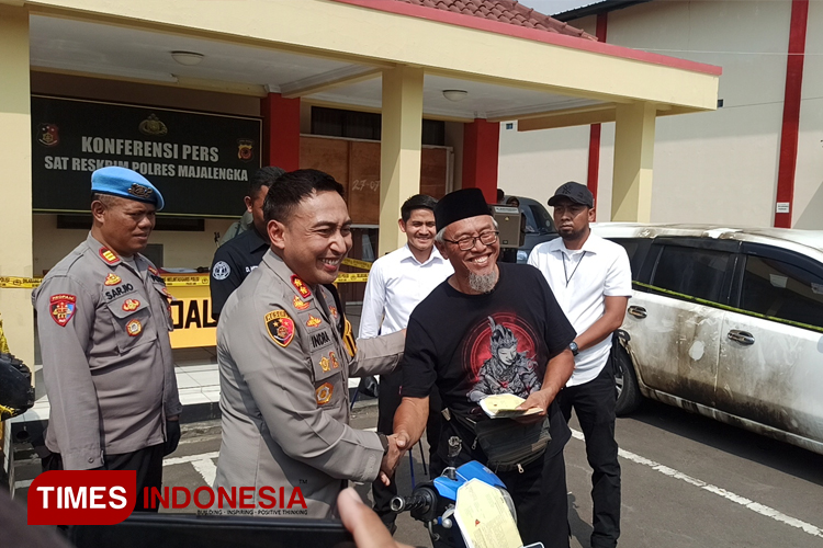 Kapolres Majalengka AKBP Indra Novianto menyerahkan sepeda motor yang dicuri kepada pemiliknya. (FOTO: Jaja Sumarja/TIMES Indonesia)