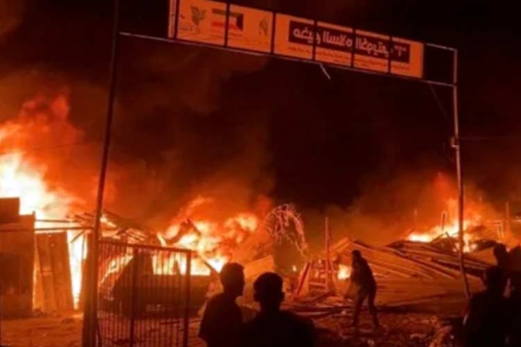 Puluhan Pengungsi Terbakar Hidup-hidup Karena Tenda Dibom Israel