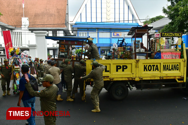 PKL-oleh-Satpol-PP-2.jpg