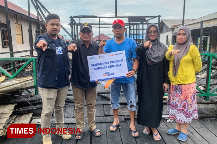 TJSL Pupuk Kaltim dengan program PKT Pro Aktif Salurkan Bantuan Perbaikan rumah korban kebakaran Bontang Kuala (FOTO: Kusnadi/TIMES Indonesia)
