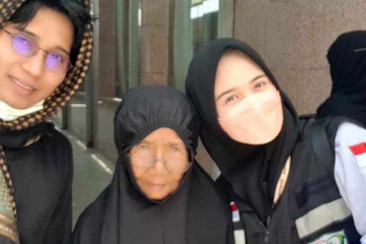 PPIH Arab Saudi mengantarkan lansia tersesat di Madinah. (Foto: MCH 2024 Kemenag RI)