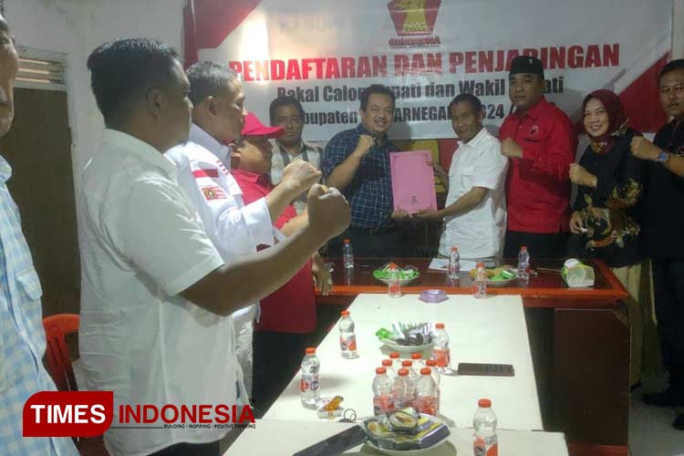 dr Bugar Wijiseno terus mencari dukungan Parpol seperti hari ini di Partai Gerindra Banjarnegara. (Foto: Muchlas Hamidi/TIMES Indonesia)