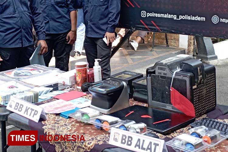 Barang bukti dokumen kependudukan yang dibuat dengan melakukan praktik pungli pemohon, oleh tersangka oknum honorer Disdukcapil Kabupaten Malang, yang kasusnya kini ditangani Unit Pemberantasan Pungli (UPP) Polres Malang. (Foto: Amin/TIMES Indonesia)