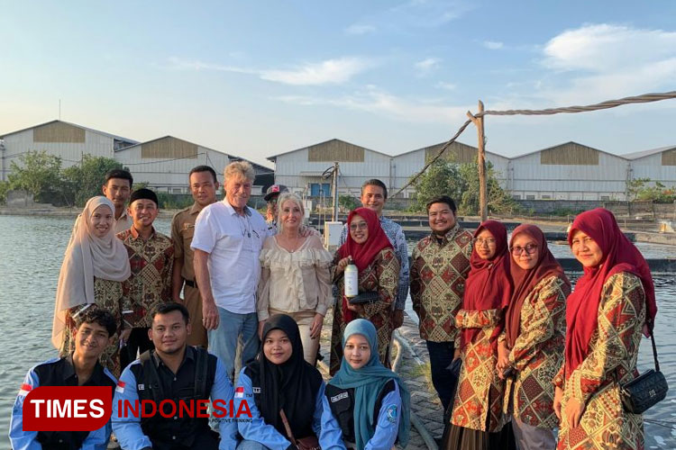 Dosen dan Mahasiswa dari Program Studi Perikanan Unisla bersama Founder SBDI Wiseuse International Netherland saat melaksanakan kunjungan di Tambak Udang IBAP Lamongan. Selasa (21/5/2024). (FOTO: AJP TIMES Indonesia)