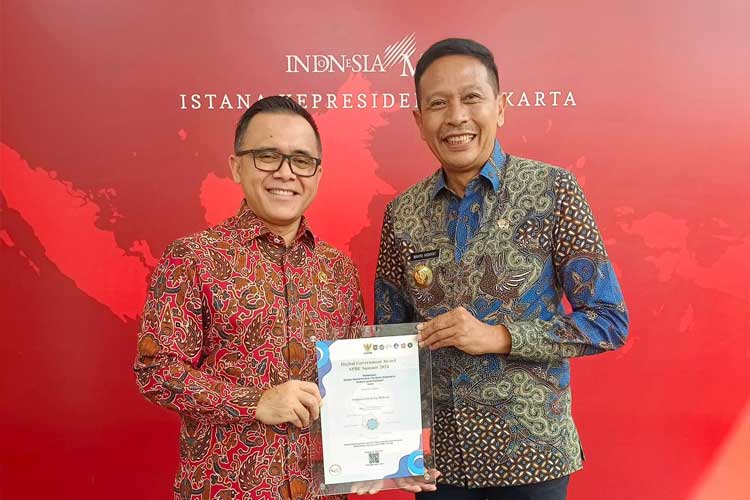 Pj Wahyu Hidayat saat menerima penghargaan dan masuk 10 terbaik nasional di acara acara SPBE Summit 2024 dan Peluncuran GovTech Indonesia di Istana Negara, Jakarta, Senin (27/5/2024). (Foto: Diskominfo Kota Malang)