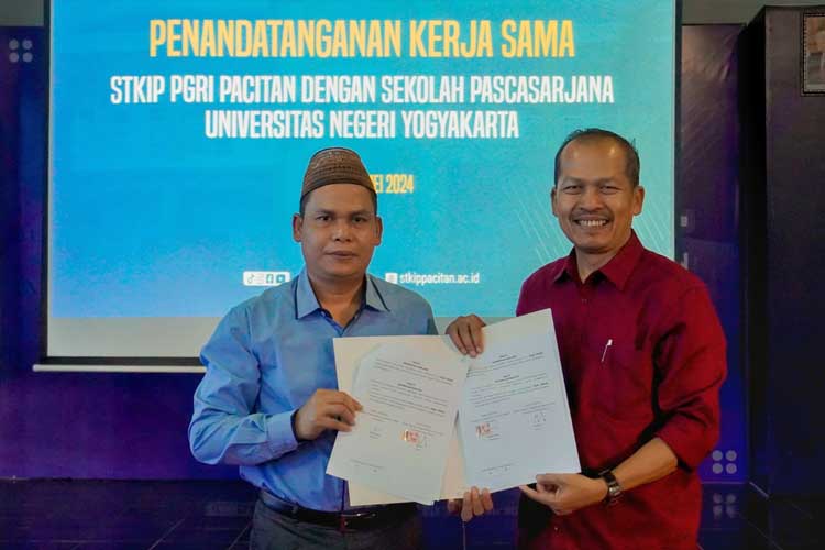 Ketua STKIP PGRI Pacitan Dr Mukodi dan Direktur Pascasarjana UNY Prof. Dr. Siswantoyo usai tekan MoU. (Foto: Mukodi for TIMES Indonesia)