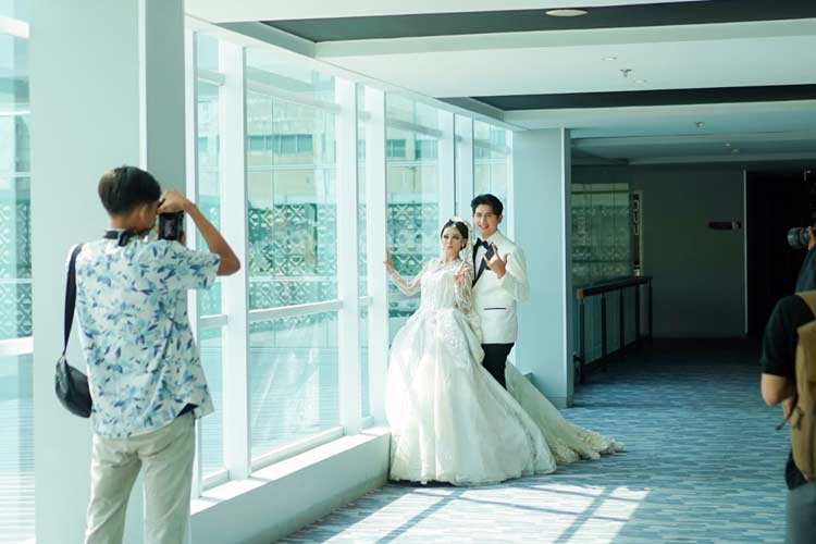 Sejumlah peserta workshop Fotografi & Sinematografi saat mengikuti sesi foto model di FaveHotel Sidoarjo. (Foto: Dok. FaveHotel Sidoarjo)