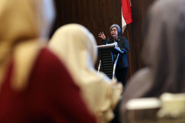 Anggota Komisi XI DPR RI, Indah Kurnia saat mensosialisasikan pentingnya E-Katalog LKPP bagi pelaku UMKM di Sidoarjo. (Foto: Dok. Pemkab Sidoarjo)