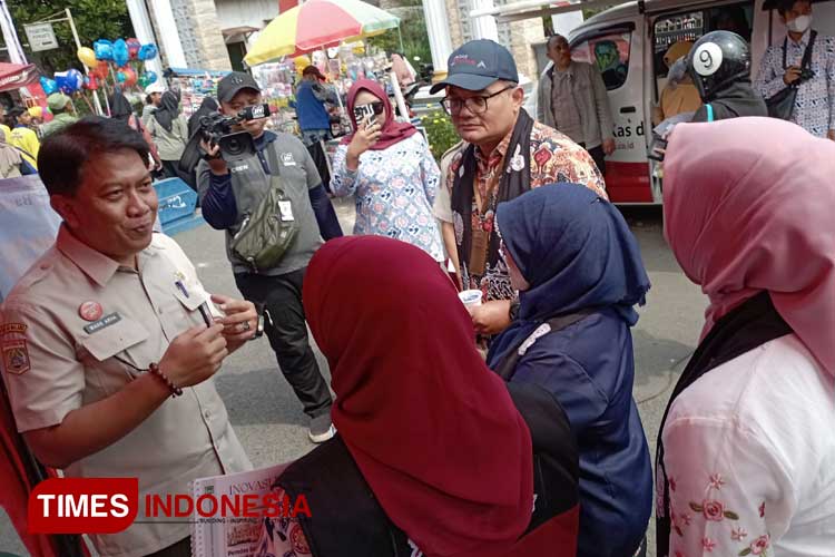 Kepala Bapenda Kabupaten Malang, Made Arya Wedhantara (foto paling kiri), di sela kegiatan pelayanan pajak langsung kepada warga Desa Senggreng, Sumberpucung, Kabupaten Malang, Selasa (28/5/2024). (Foto: Amin/TIMES Indonesia)