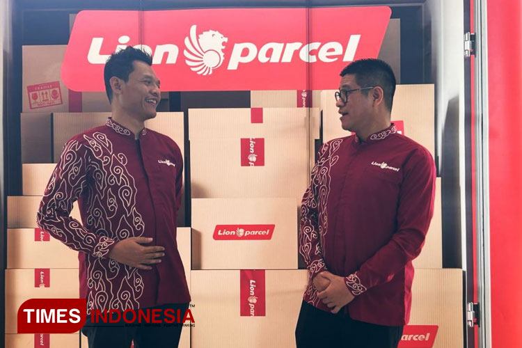 (kiri-kanan) Chief Experience Officer Lion Parcel, Budi Santoso dan Chief Marketing Officer Lion Parcel, Kenny Kwanto, Selasa (28/5/2024).(Foto : Lely Yuana/TIMES Indonesia)