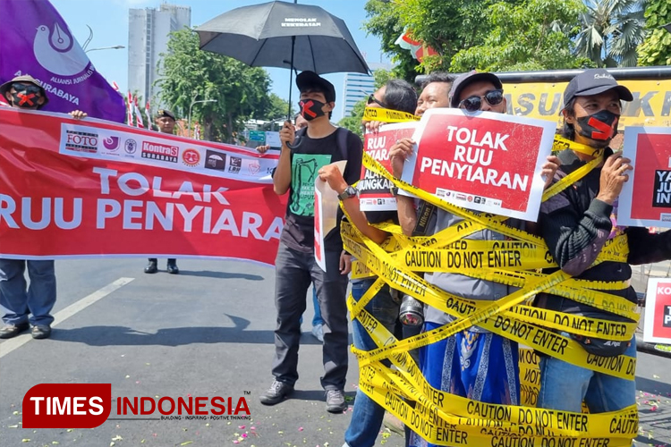 Aksi Koalisi Masyarakat dan Pers (Kompres) Tolak RUU Penyiaran Surabaya unjuk rasa di depan Gedung Negara Grahadi, Surabaya, Selasa (28/5/2024). (Foto: Siti Nur Faizah/TIMES Indonesia)