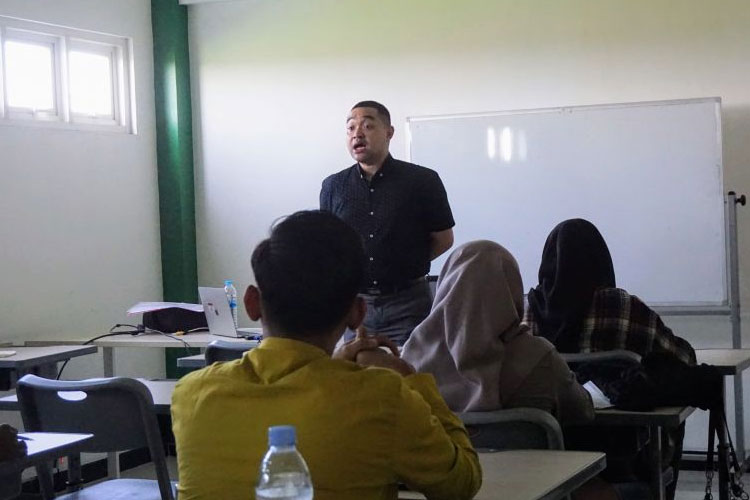 Dr. Fajar Seto Nugroho, MH. ketika mengisi perkuliahan khusus di Fakultas Hukum Unisla, Senin (27/5/2024). Foto: AJP Unisla for TIMESINDONESIA)