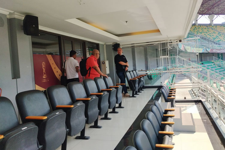 Inspeksi Tournament Director PSSI, Ronny J. Suhatril dan Komisaris FIFA serta Federasi Sepak Bola Asia (AFF), Mohd Saifuddin Abu Bakar di Gelora Bung Tomo, Senin (27/5/2024). (FOTO: Dok. Pemkot Surabaya)