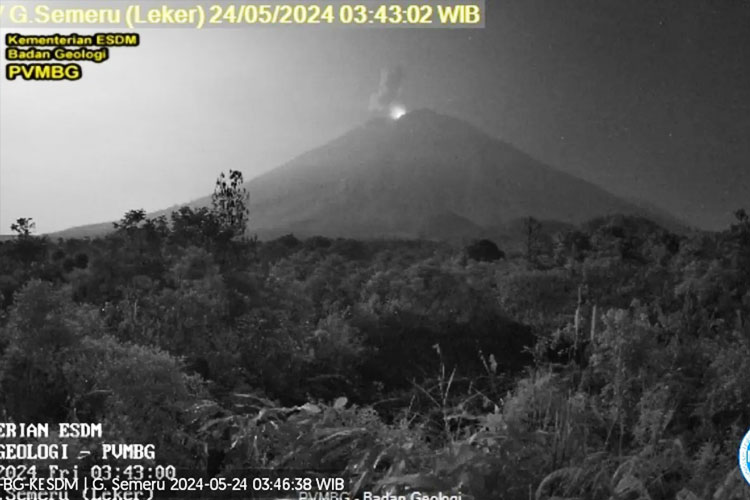 Arsip foto Gunung Semeru saat erupsi pada Jumat (24/5/2024) pukul 03.41 WIB (FOTO: HO-PVMBG for TIMES Indonesia)