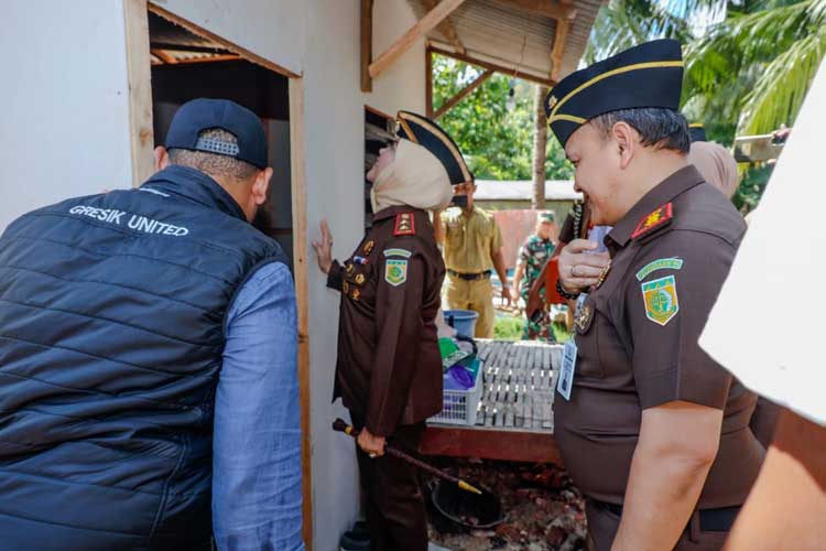 Kajati Jatim Mia Amiati bersama Bupati Fandi Akhmad Yani saat meninjau proyek hunian sementara korban gempa bumi di Pulau Bawean (Foto: Diskominfo Gresik)