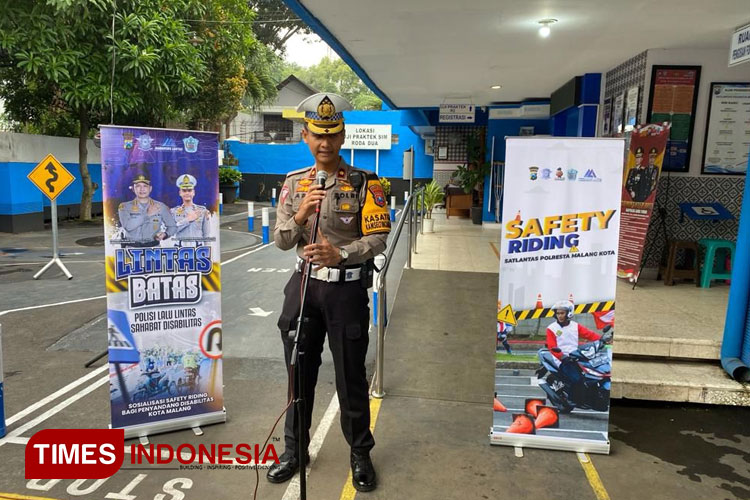 Kasatlantas Polresta Malang Kota, Kompol Aristianto Budi Sutrisno saat memberikan arahan. (Foto: Dok. Satlantas Polresta Malang Kota/TIMES Indonesia)