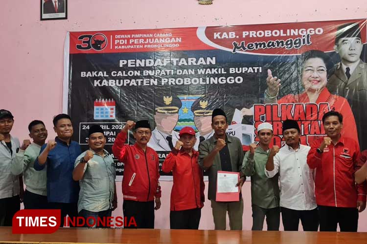Perwakilan dari Lora Fahmi saat mengambil formulir pendaftaran penjaringan Bacabup dan Bacawabup Probolinggo di kantor DPC PDIP kabupaten setempat, Selasa, 28 Mei 2024. (Foto: Iqbal/TIMES Indonesia)