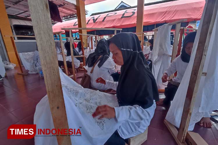 Pelatihan membatik yang diikuti oleh kalangan ibu-ibu di Kantor Desa Sumberarum, Kecamatan Songgon Banyuwangi. (Foto: Anggara Cahya/TIMES Indonesia)
