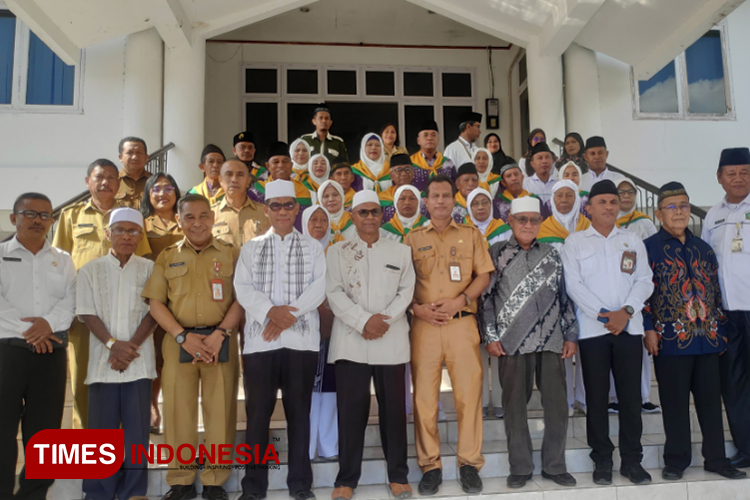 Pelepasan 19 jemaah calon haji oleh Sekretaris Daerah Kabupaten Sumba Timur Umbu Ngadu Ndamu.(FOTO: Habibudin/TIMES Indonesia)