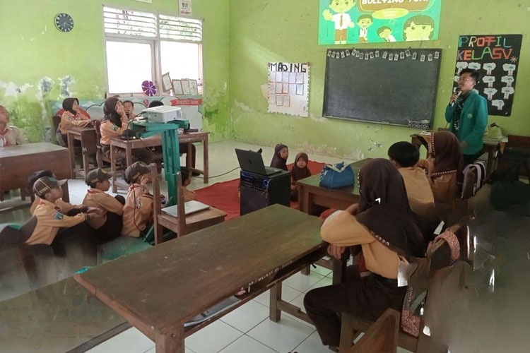 Sosialisasi anti bullying oleh Mahasiswa KSM-E UKM Pramuka Unisma Malang di SD Negeri Mulyorejo 2. (FOTO: AJP TIMES Indonesia)