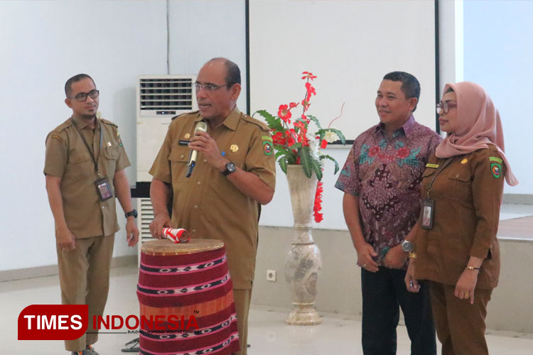 Pelaksana Harian Sekretaris Daerah Maluku Dr Ir Syuryadi Sabirin, MSi, membuka upacara pembukaan Pelatihan Kepemimpinan, Senin (27/5/2024), bertempat di Aula Kantor BPSDM Provinsi Maluku. (FOTO: Diskominfo Maluku for TIMES Indonesia)