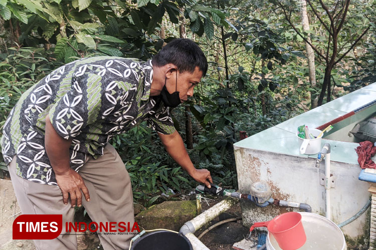 Warga Pacitan saat mengambil air bersih. (FOTO: Yusuf Arifai/TIMES Indonesia)