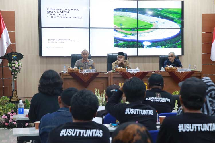 Kapolres Malang, AKBP Putu Kholis Aryana, dan Bupati Malang, HM Sanusi, duduk satu ruangan dalam forum silaturahmi bersama keluarga korban Tragedi Kanjuruhan, di Polres Malang, Selasa (28/5/2024). (Foto: Humas Polres)