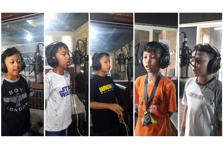 Kolase foto lima siswa SD Gresik saat rekaman di studio (Foto: Dok. Pribadi for TIMES Indonesia)