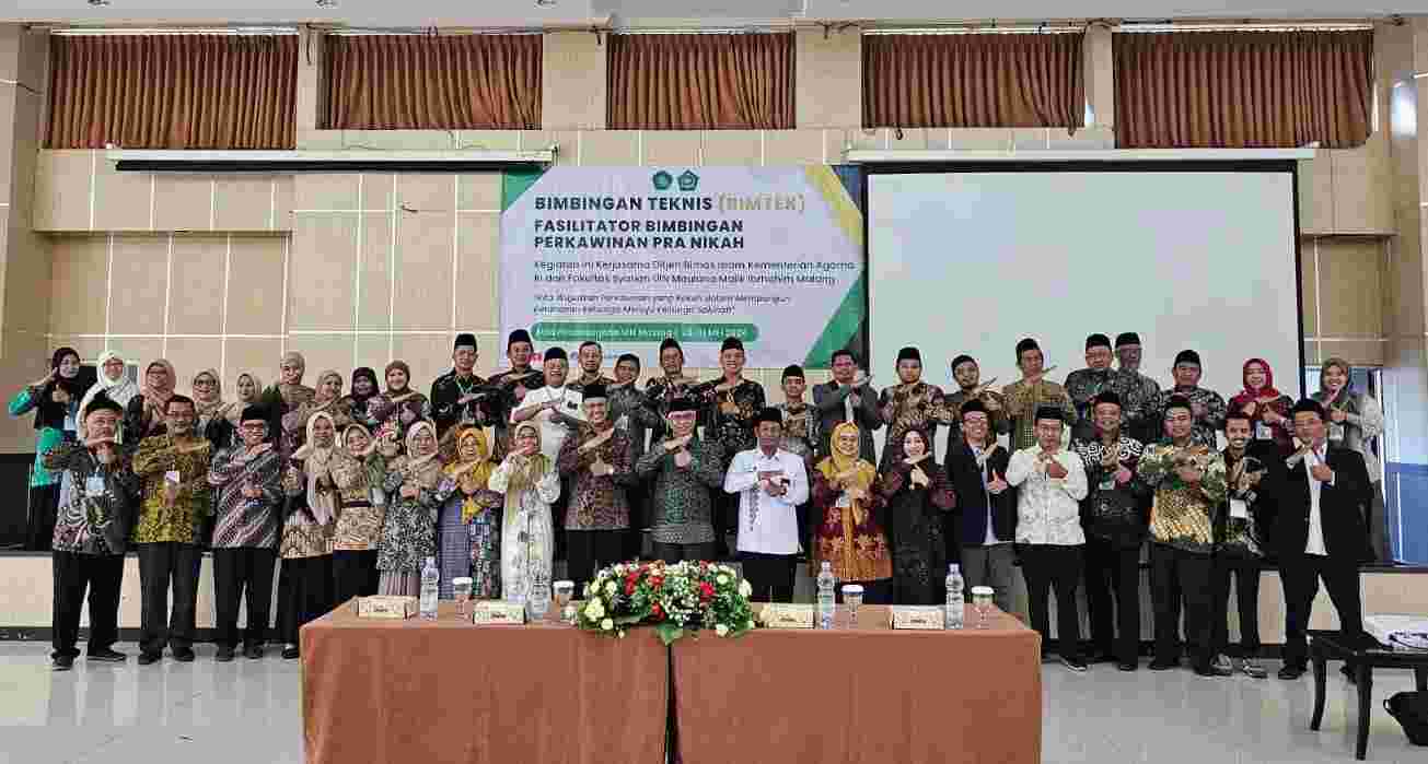 Para peserta Binwin Fakultas Syariah UIN Malang berfoto bersama fasilitator dan WR 4 UIN Malang. (Foto: UIN Malang for TI)