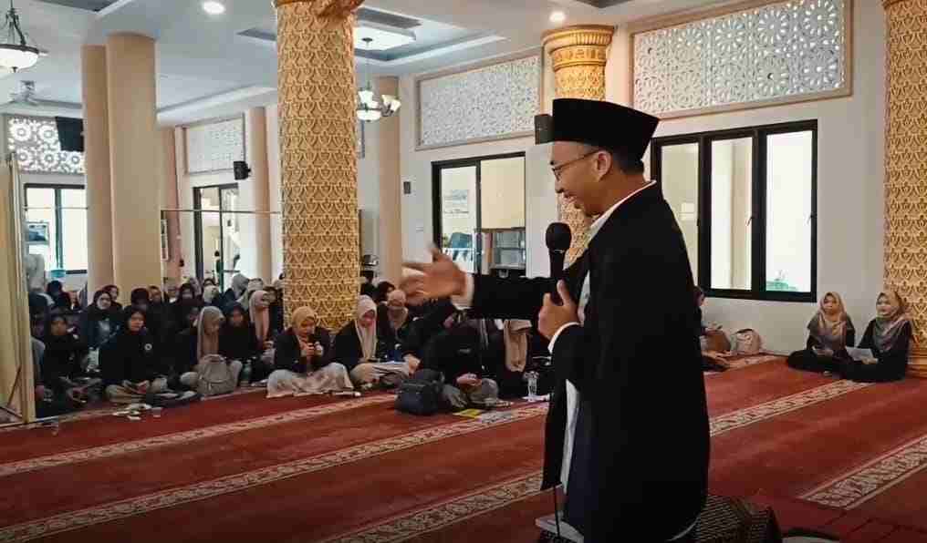 Pengasuh Ponpes Darun Nun Dr KH Halimi Zuhdy memberi paparan tentang Syi'ir Arab. (Foto: Darun Nun for TIMES INDONESIA)