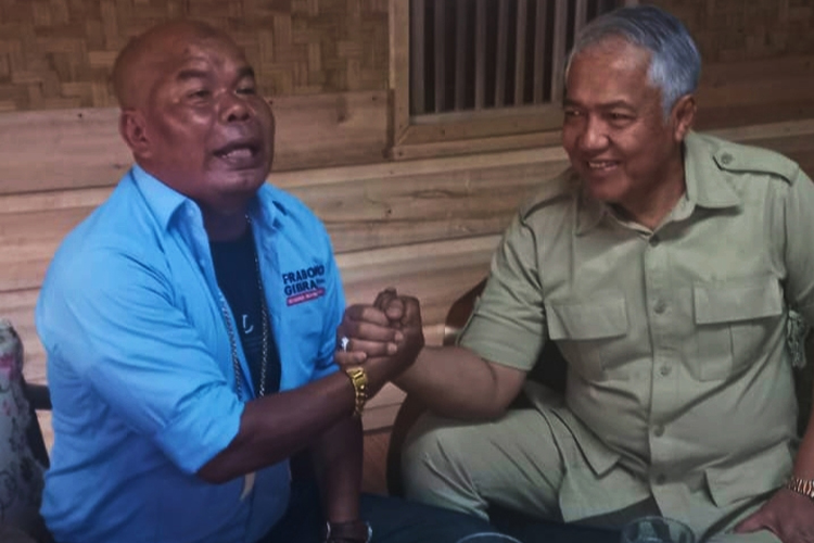 Pengusaha pasir Galunggung terkenal, H Abdul Malik bersalam komando dengan H Amir Mahpuf, Anggota Dewan Pembina DPP Partai Gerindra di Sekretariat DPC Gerindra Kabupaten Tasikmalaya, Selasa (29/5/2024) (FOTO: Istimewa)