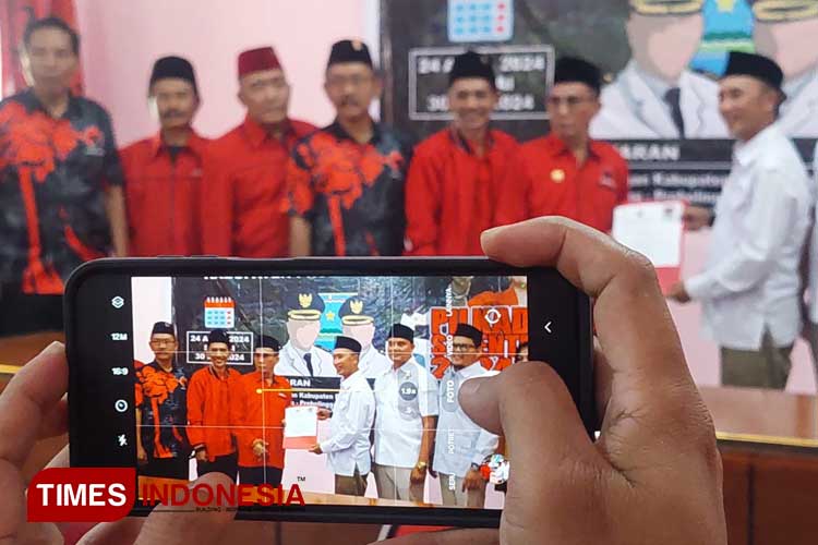 Sejumah perwakilan partai turut serta kembalikan formulir Bacabub Probolinggo ke kantor DPC PDI Perjuangan. (Foto: Rizky Putra Dinasti/TIMES Indonesia).