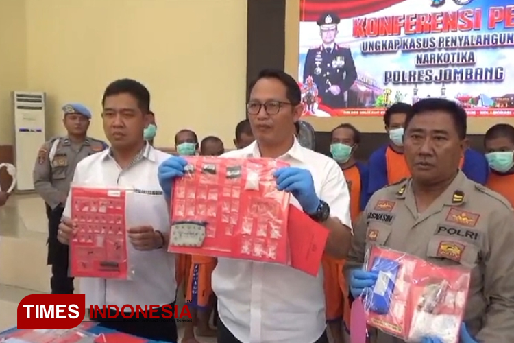Barang bukti yang diamankan Pihak Satresnarkoba Polres Jombang dari Penangkapan Belasan Pengedar Sabu di Jombang. (FOTO : Rohmadi/TIMES Indonesia)