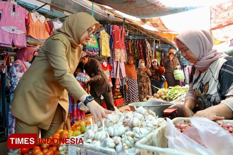 Bupati Banyuwangi Ipuk Fiestiandani berbelanja di salah satu pasar Di Banyuwangi. (Foto : Dok. TIMES Indonesia)