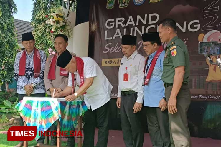 Bupati Malang, HM Sanusi, didampingi Kepala Kantor Kemenag Kabupaten Malang dan Pejabat Forkopimda Malang, saat menandatangani berita acara peresmian program Sekolah Plus Mengaji di SDN 4 Kepanjen, (29/5/2024). (Foto: Amin/TIMES Indonesia)