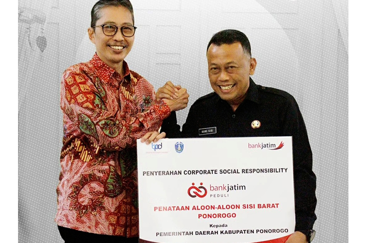 Bupati Ponorogo Sugiri Sancoko menerima bantuan CSR dari Direktur Utama Bank Jatim Busrul Imam. (Foto:Prokopim Ponorogo)