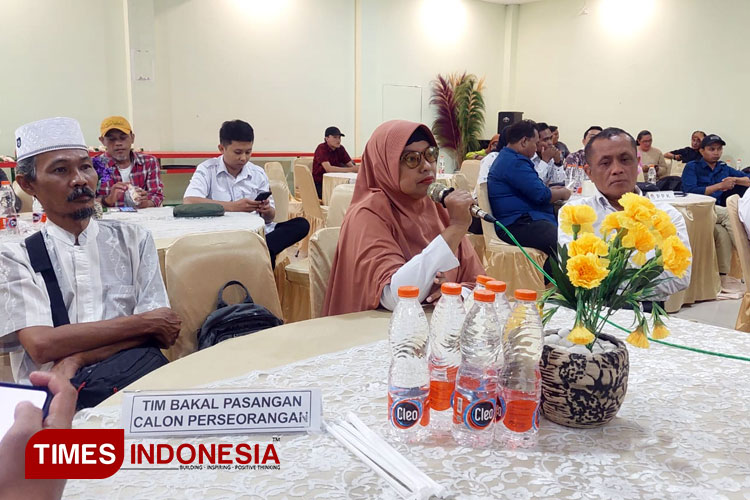 Calon Perseorangan Eva bersama Saiful saat menghadiri pleno hasil vermin dukungan calon perseorangan. (Foto: Rizky Putra Dinasti/TIMES Indonesia).