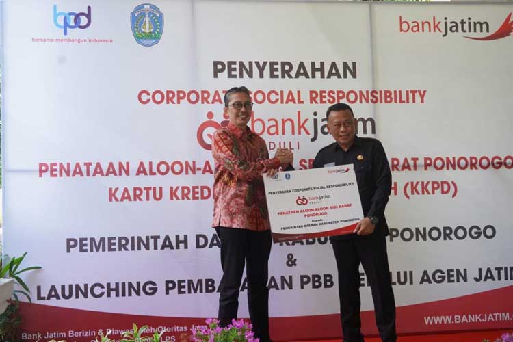 Dirut Bank Jatim Busrul Iman menyerahkan CSR penataan alun-alun kepada Bupati Ponorogo Sugiri Sancoko pada Selasa (28/5/2024). (FOTO: Dok. Humas Bank Jatim)