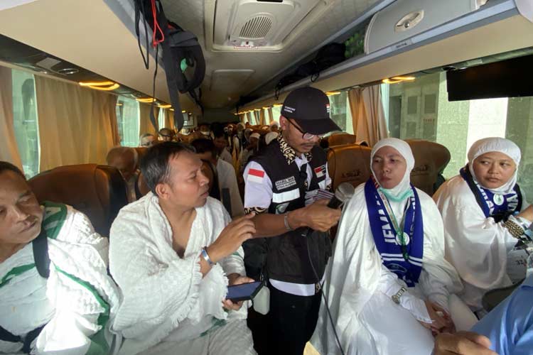 Jemaah Haji Indonesia menjalin pemeriksaan Visa Haji saat bertolak dari Bir Ali ke Makkah. (Foto: MCH 2024 Kemenag RI)