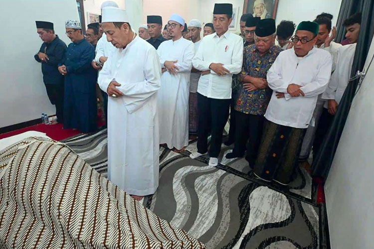 Jokowi-turut-menshalatkan-istri-Habib-Lutfi-bin-Yahya.jpg