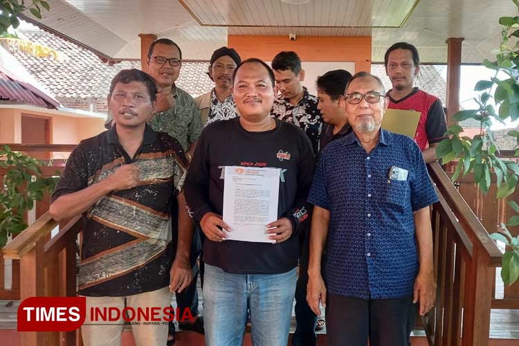 Ketua Forjasi Kebumen Darwansyah, menunjukkan Surat Keluhan Tertulis untuk Dinas PUPR. (Foto: Hery Priyantono/ TIMES Indonesia)